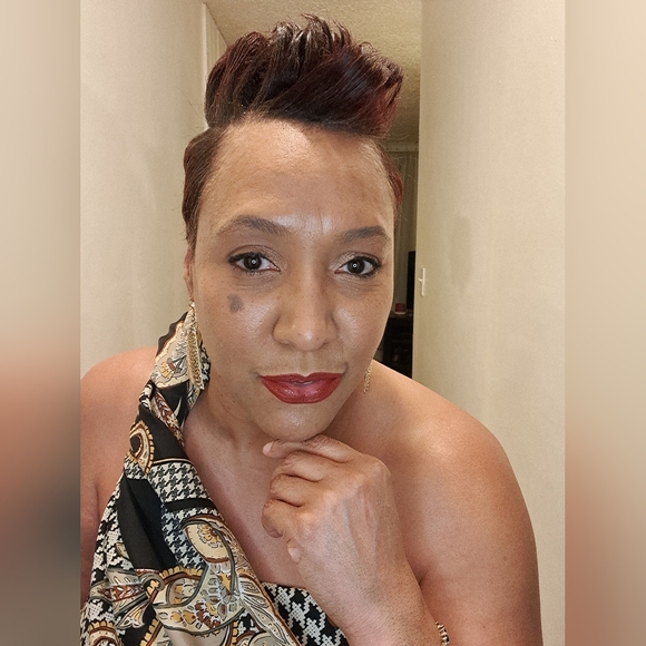 Meet your Posher, Cecilia - Picture 1 of 2